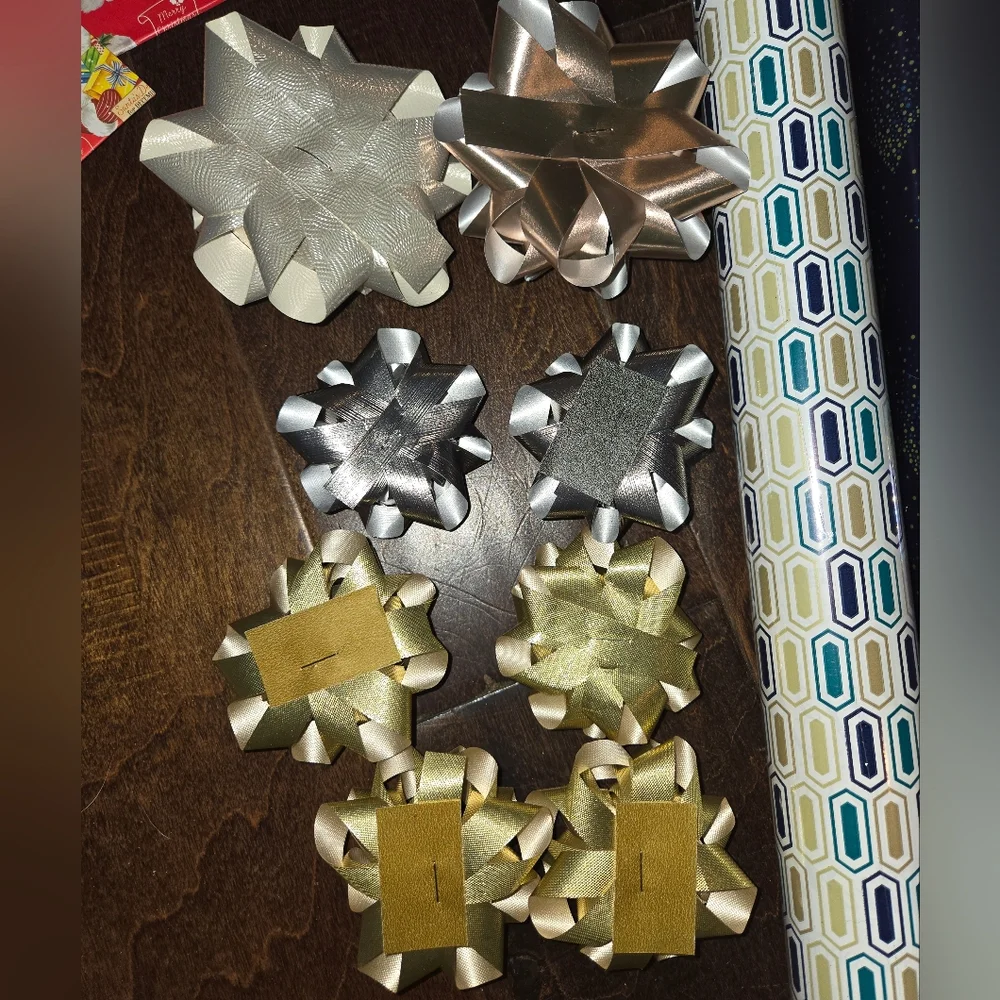 26 Piece Festive Christmas Gift Wrapping Set with Bags and Bows